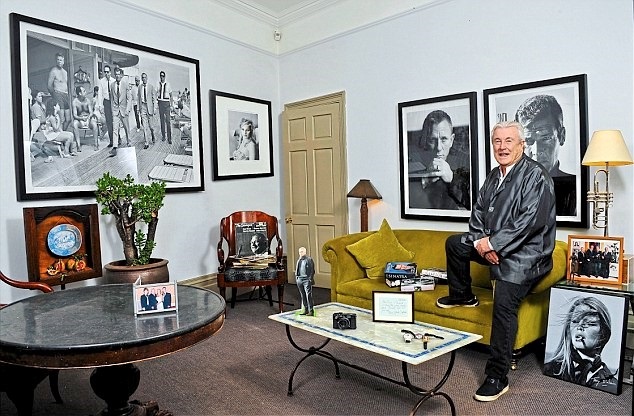 في الصورة تيري أونيل مُزينًا حوائط مكتبه بقطع من مجموعة 
