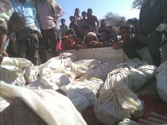 مقتل 13 مدنيا من أسرة واحدة في غارة لمقاتلات التحالف العربي على منزلهم في المحول بمديرية الصلو بمحافظة تعز جنوبي اليمن