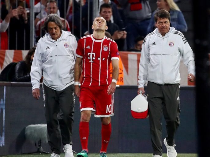 Soccer Football - Champions League Semi Final First Leg - Bayern Munich vs Real Madrid - Allianz Arena, Munich, Germany - April 25, 2018 Bayern Munich's Arjen Robben looks dejected as he leaves the pitch with medical staff after sustaining an injury REUTERS/Michael Dalder