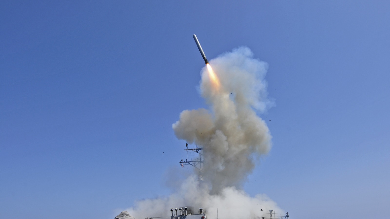 ‪إطلاق صاروخ توماهوك من مدمرة أميركية‬ إطلاق صاروخ توماهوك من مدمرة أميركية (رويترز)