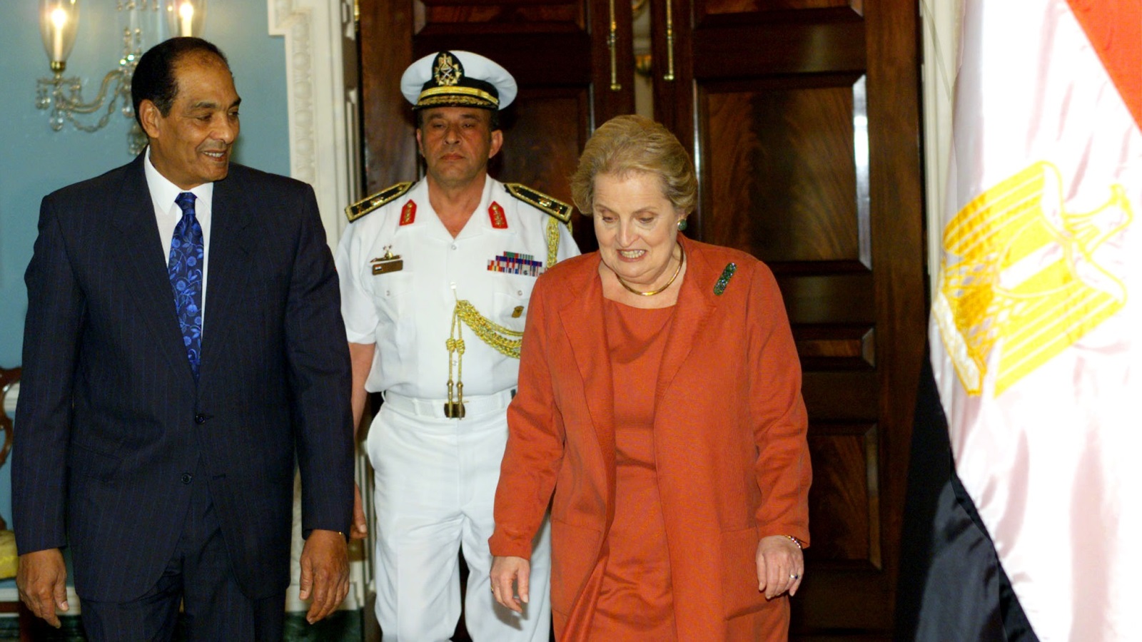 وزيرة الخارجية الأميركية السابقة مادلين أولبرايت ووزير الدفاع المصري السابق محمد حسين طنطاوي (رويترز)