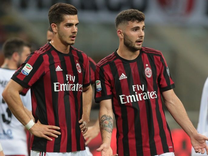MILAN, ITALY - APRIL 21: Patrick Cutrone (R) of AC Milan speaks with his team-mate Andre Silva during the serie A match between AC Milan and Benevento Calcio at Stadio Giuseppe Meazza on April 21, 2018 in Milan, Italy. (Photo by Emilio Andreoli/Getty Images)