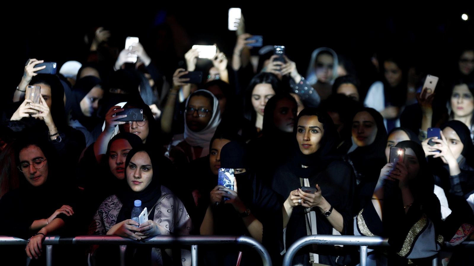 سعوديات أثناء متابعة إحدى الحفلات بالرياض (رويترز)