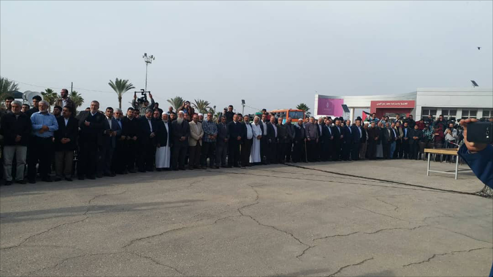 ‪موكب رسمي وشعبي في استقبال جثمان العالم الفلسطيني بمعبر رفح‬ (الجزيرة نت)