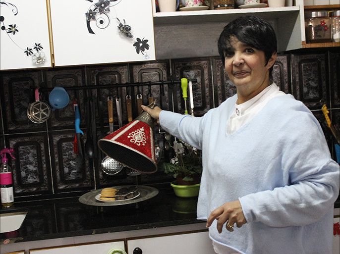 10-المغربية سهام زاهر في منزلها بحي الصوانة وتحاول دائما تنويع طعامها بين المغربي والمقدسي