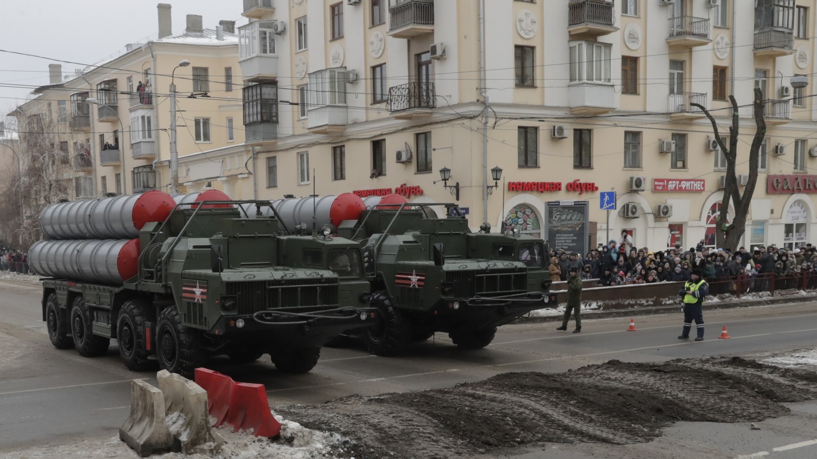 ‪صواريخ أس 400 الروسية‬ صواريخ أس 400 الروسية (رويترز)