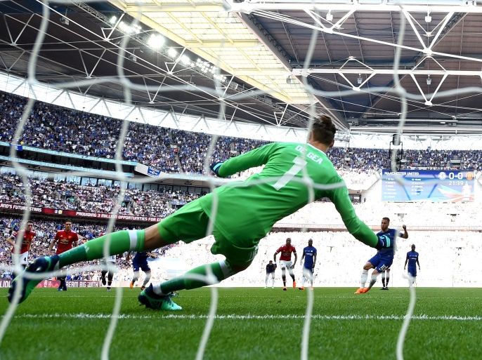 LONDON, ENGLAND - MAY 19: Eden Hazard of Chelsea scores a penalty for his sides first goal past David De Gea of Manchester United during The Emirates FA Cup Final between Chelsea and Manchester United at Wembley Stadium on May 19, 2018 in London, England. (Photo by Laurence Griffiths/Getty Images)