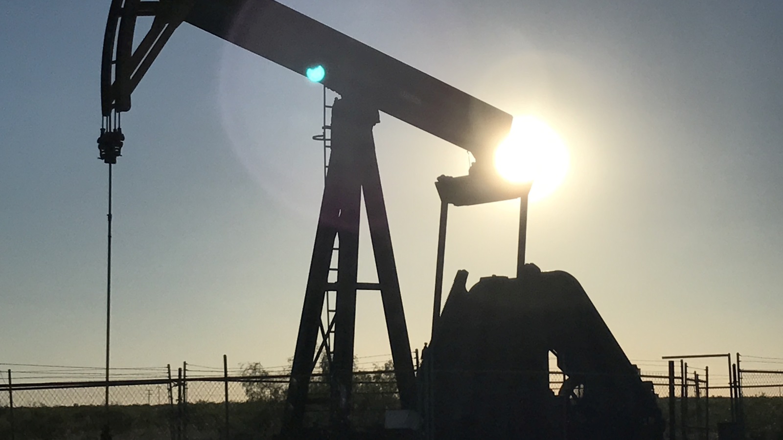 ‪التوقعات تشير إلى أن أميركا سترفع إنتاجها النفطي إلى أكثر من 13 مليون برميل يوميا‬ (رويترز