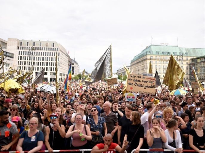 epa06766870 People protest against a demonstration of the 'Alternative for Germany' (AfD) party at the Brandenburg Gate in Berlin, Germany, 27 May 2018. The AfD has called for a large demonstration under the motto 'Future Germany' (Zukunft Deutschland) to which they expect more than 5,000 participants. Various alliances of parties, cultural workers and civil society have organized counter-demonstrations and rallies, which are also expected to attract more than 10,00