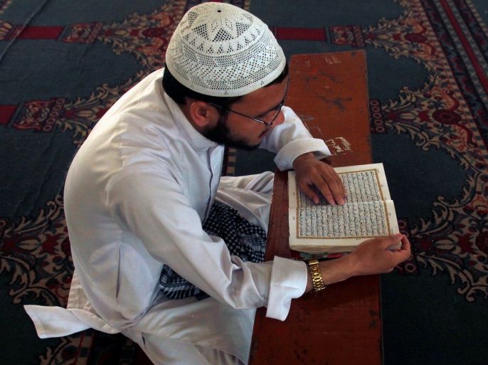 مدونات - مسلم رجل يقرأ القرآن