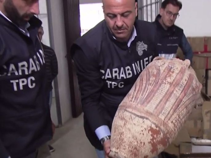 صورة بثتها قناة إيطالية لإحدى القطع الأثرية المصرية المسروقة التي ضبطتها سلطات ميناء سالرنو