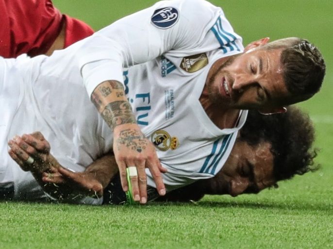 epa06766187 Mohamed Salah (back) of Liverpool and Sergio Ramos of Real Madrid fall during the UEFA Champions League final between Real Madrid and Liverpool FC at the NSC Olimpiyskiy stadium in Kiev, Ukraine, 26 May 2018. The incident let to an injury of Salah who was shortly after taken off the pitch. EPA-EFE/ARMANDO BABANI