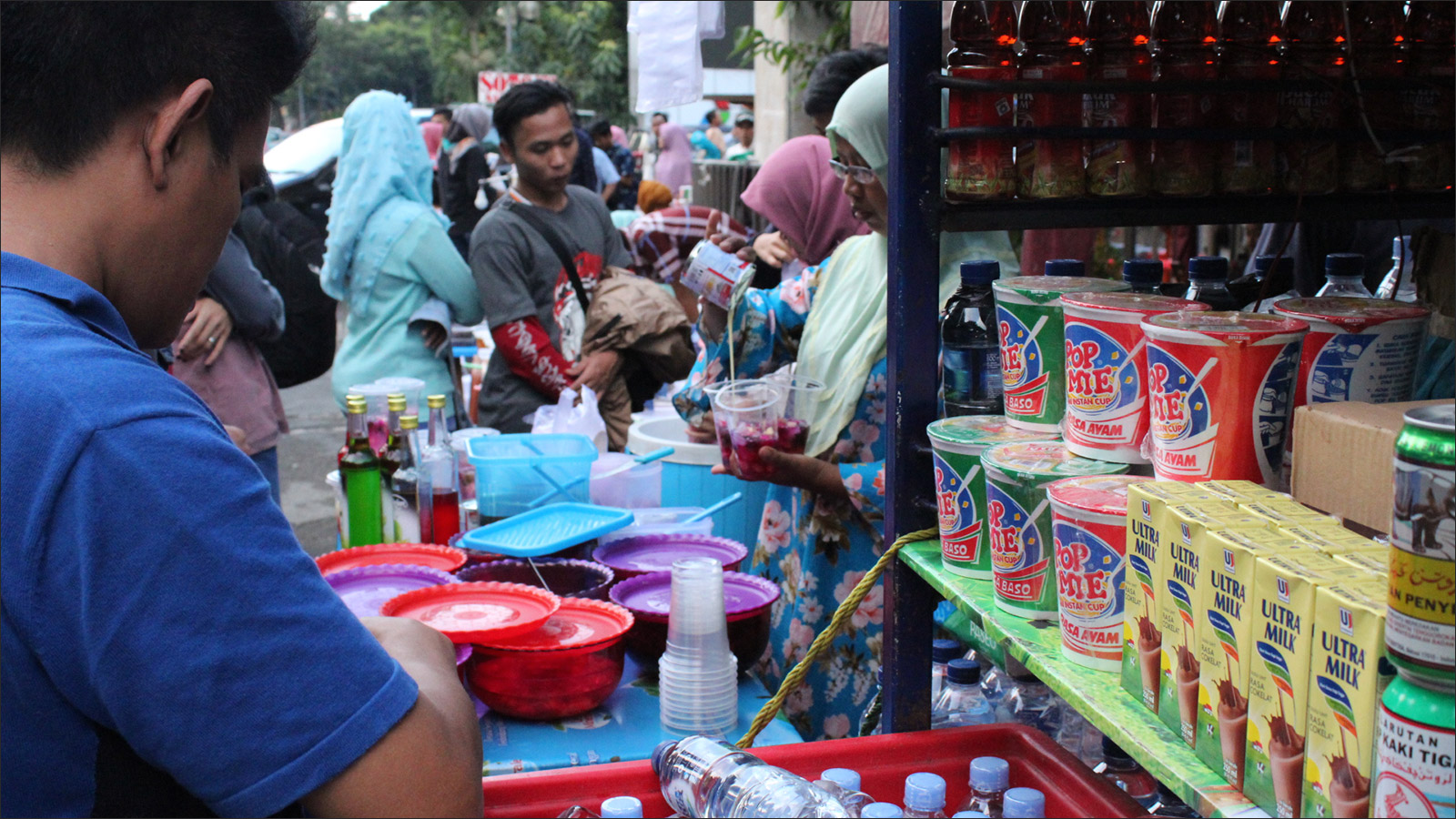 ‪المشروبات الملونة أحد أبرز مظاهر الاحتفال برمضان في إندونيسيا‬ (الجزيرة)