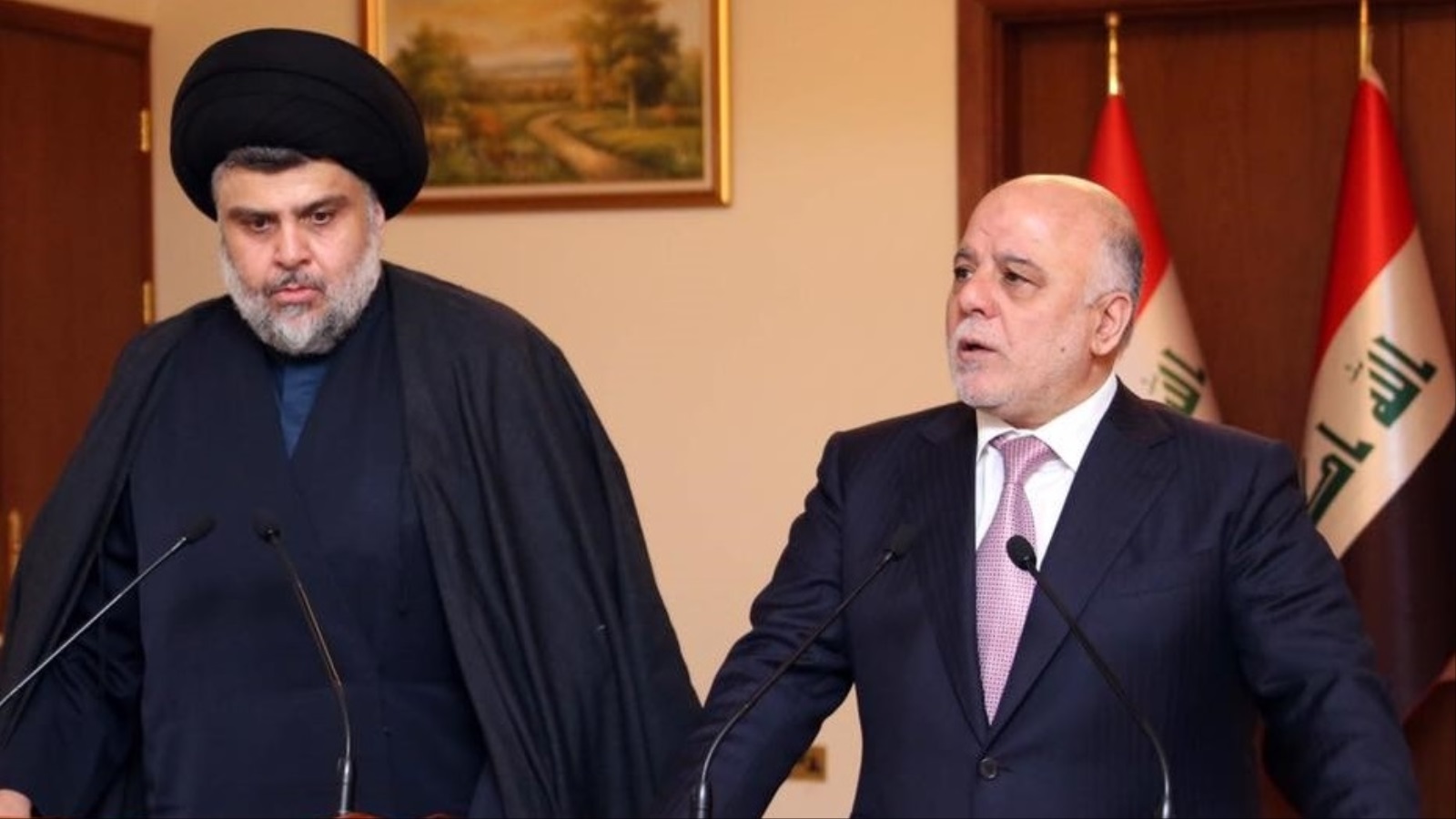 من اليمين، رئيس الورزاء العراقي حيدر العبادي ورجل الدين الشيعي مقتدى الصدر (غيتي إيميجز)