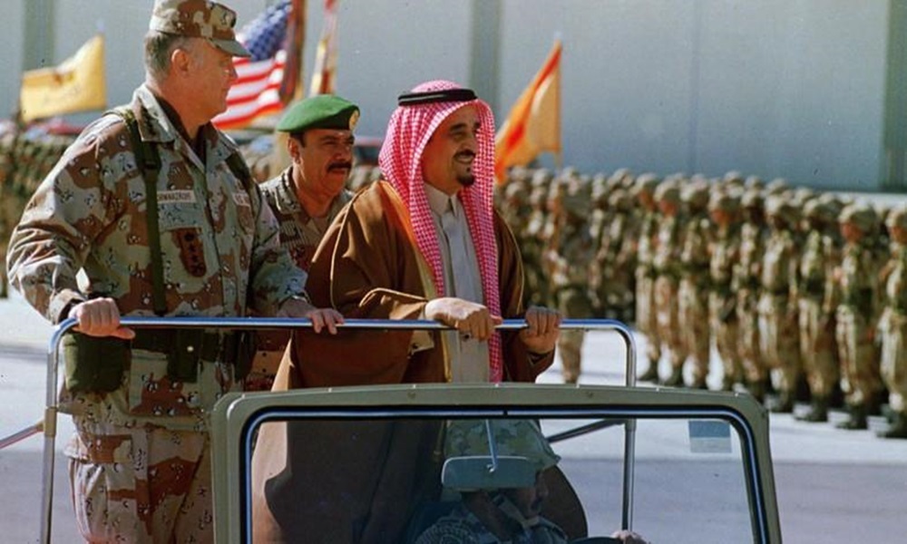 الملك فهد بن عبد العزيز وقائد قوات التحالف بحرب الخليج الثانية نورمان شوارتسكوف (مواقع التواصل)