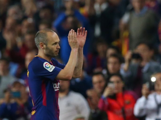 Soccer Football - La Liga Santander - FC Barcelona v Villarreal - Camp Nou, Barcelona, Spain - May 9, 2018 Barcelona's Andres Iniesta applauds their fans as he leaves the pitch after being substituted REUTERS/Albert Gea