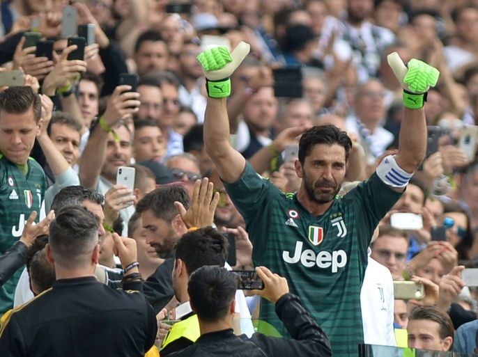 Soccer Football - Serie A - Juventus vs Hellas Verona - Allianz Stadium, Turin, Italy - May 19, 2018 Juventus' Gianluigi Buffon gestures to the fans as he is substituted off REUTERS/Massimo Pinca
