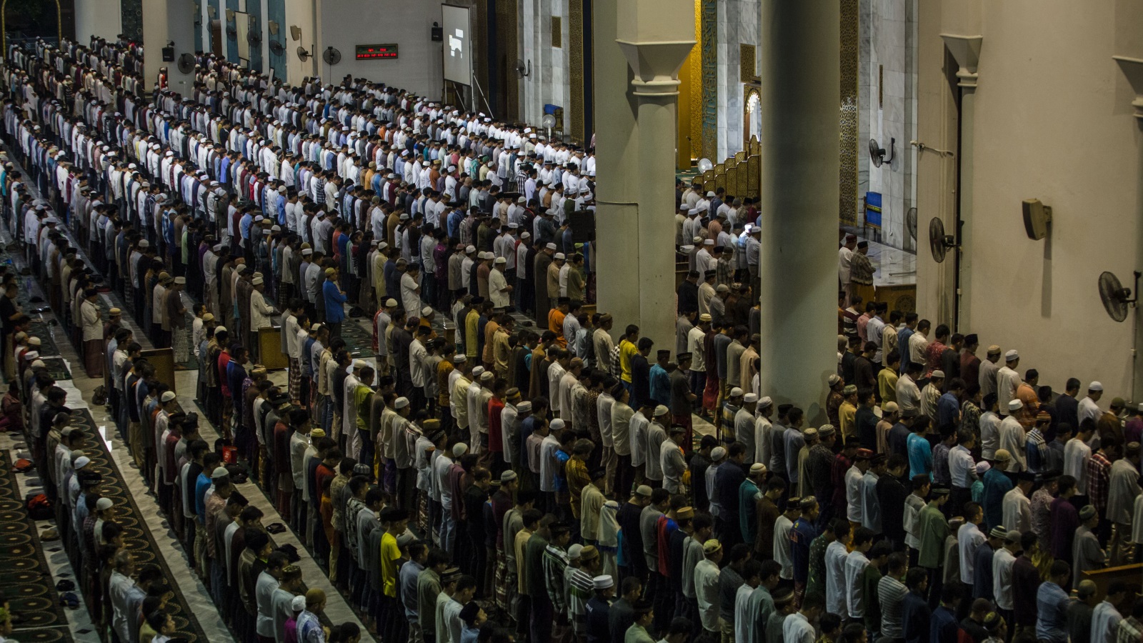 ‪المساجد في إندونيسيا تمتلئ بالمصلين في رمضان ويكثر الدعاء لفلسطين‬  (غيتي)