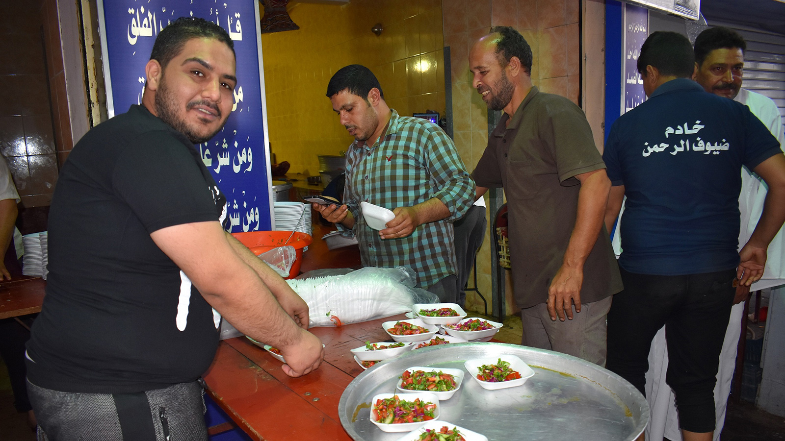 ‪خلال تجهيز الإفطار لضيوف الرحمن في إحدى الموائد بالقاهرة‬ (الجزيرة)
