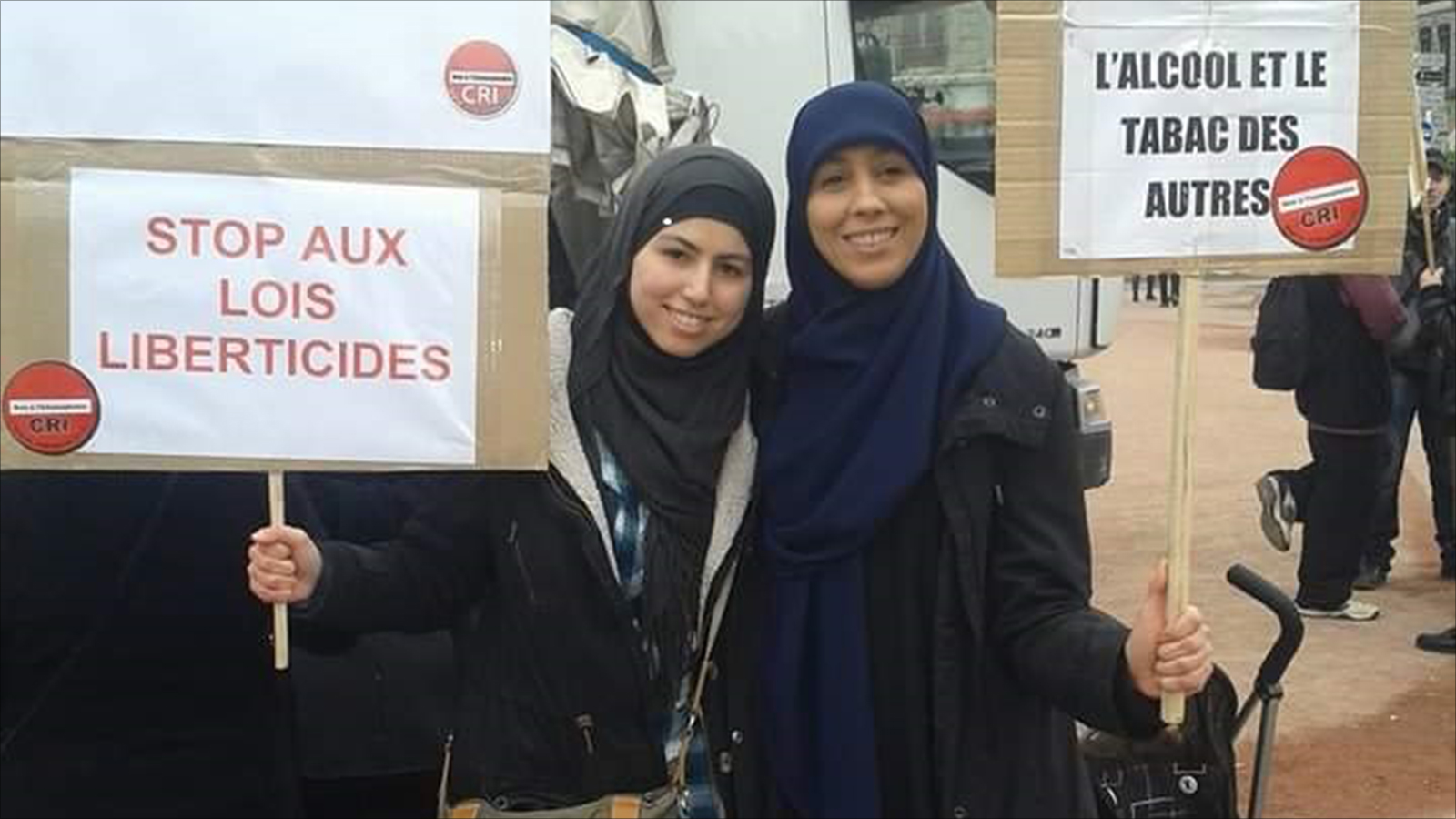 مواطنتان فرنسيتان في مظاهرة للتنديد بمنع الحجاب في المدارس (الجزيرة)