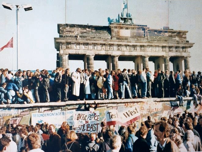 سقوط جدار برلين 1989 (مواقع التواصل)