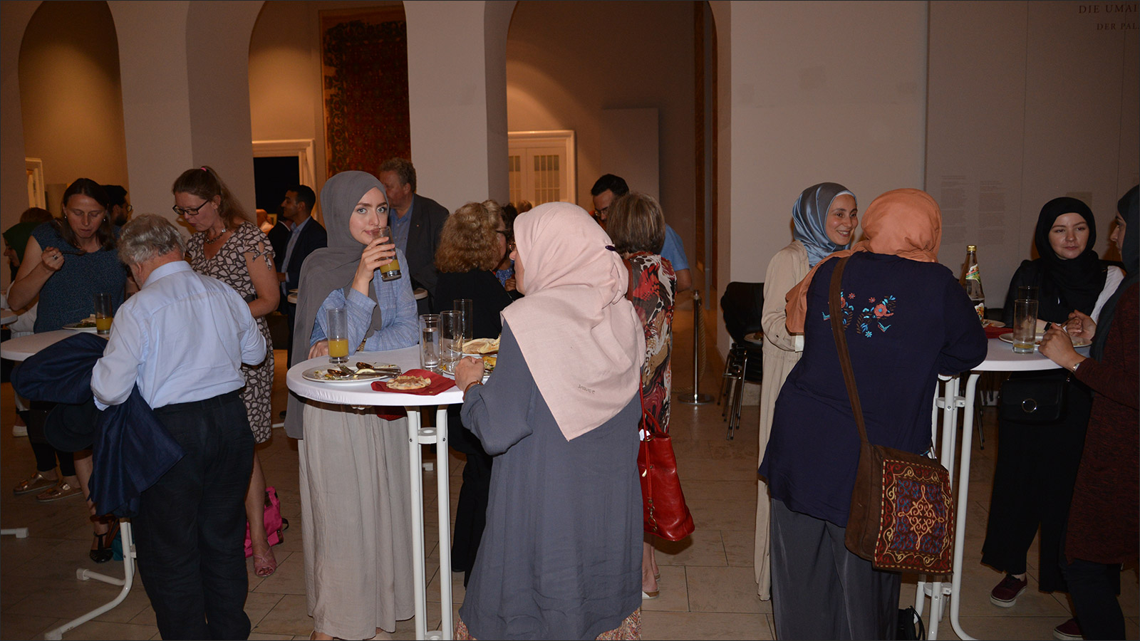 ‪حفل الإفطار الرمضاني هو أحد الأنشطة التي يحتضنها متحف برلين للفنون الإسلامية‬ (الجزيرة)