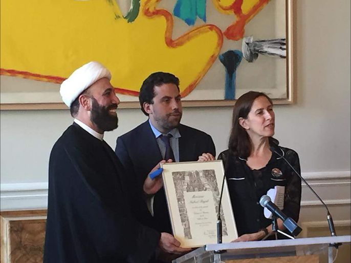 الشيخ ميثم آل سلمان عضو مركز البحرين لحقوق الانسان يتسلم جائزة مواطنة الشرف من نائب عمدة باريس نيابة عن