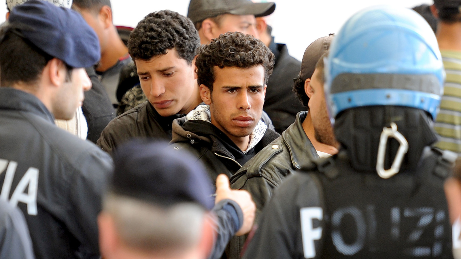 ‪تونسيون في مقر إيواء للمهاجرين غير النظاميين في جزيرة لمبيدوزا الإيطالية‬ (الأوروبية)