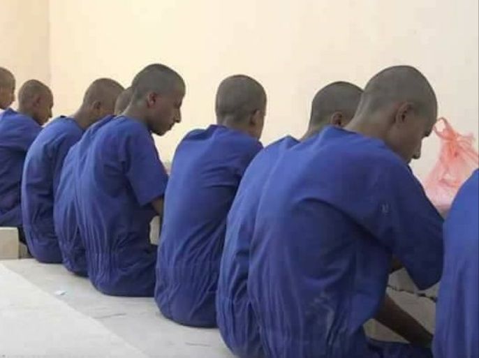 عدد من المعتقلين في سجن بئر