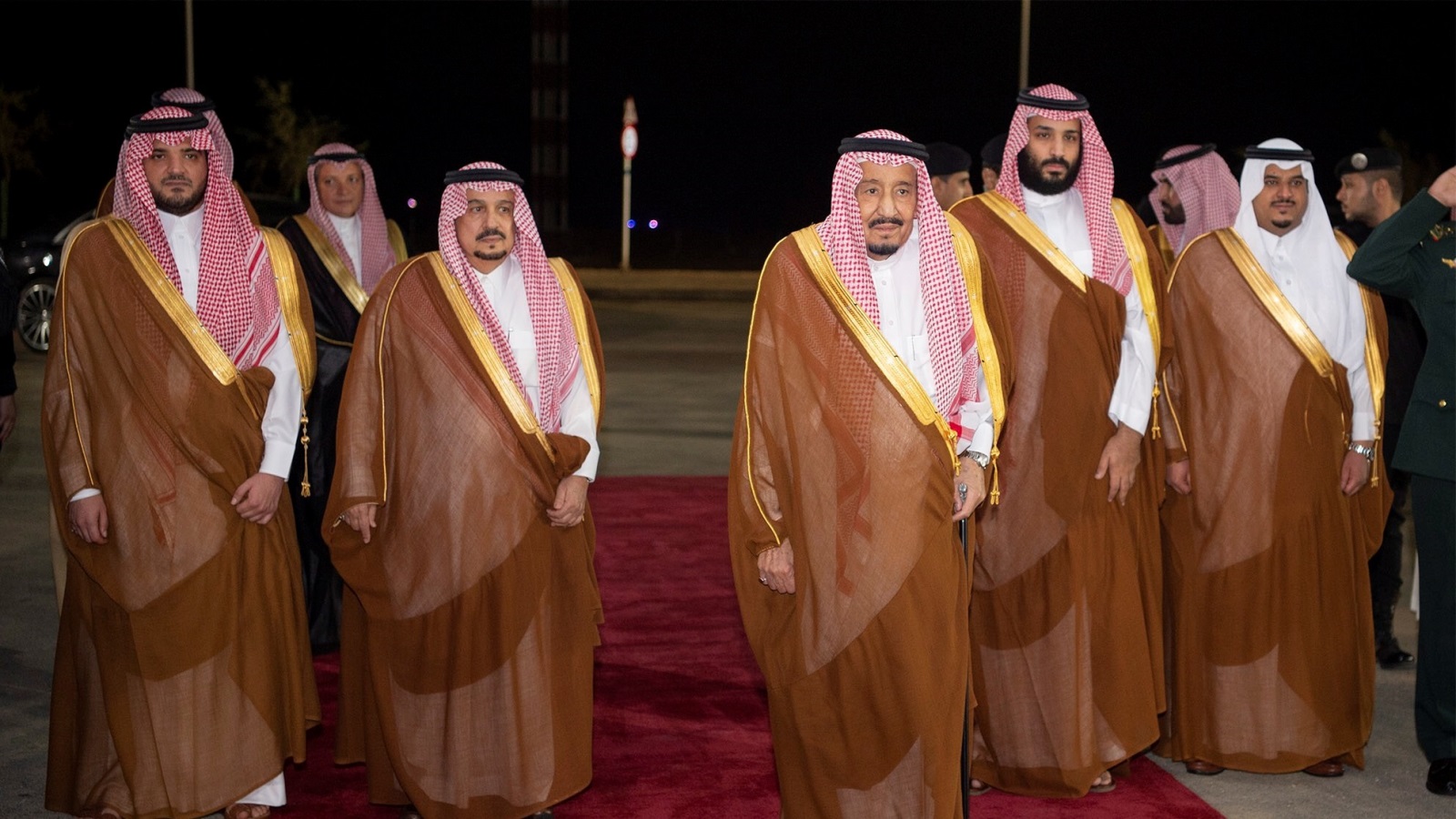 ‪ملك السعودية وولي عهده اختارا عقب حادث قصر الخزامى البقاء أكثر الوقت بقصر رابغ وهو مجمع عسكري بمنطقة مكة المكرمة‬  (رويترز)
