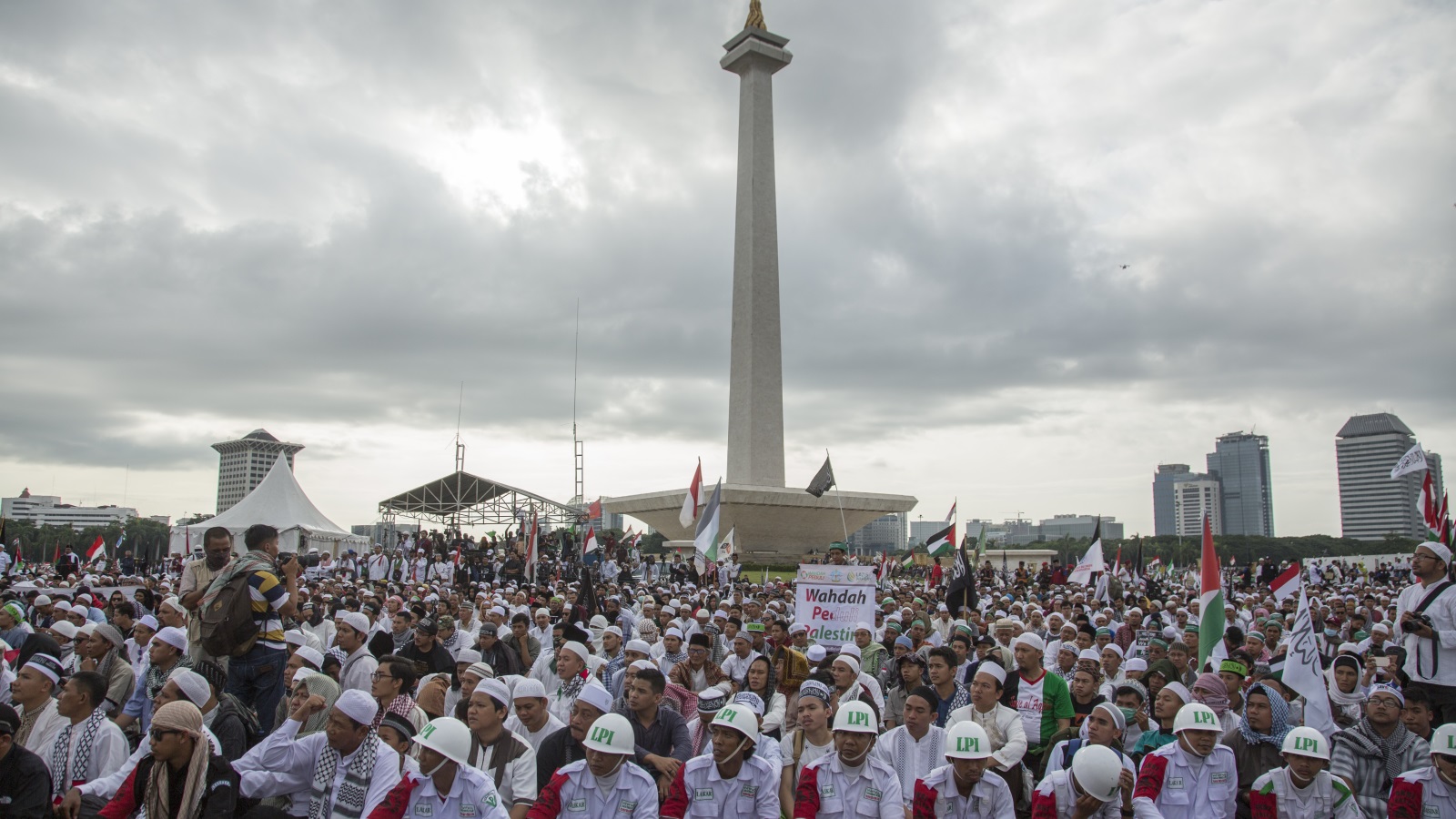 ‪خمسة ملايين إندونيسي احتشدوا في ساحة الاستقلال احتجاجا على قرار ترامب اعتبار القدس عاصمة لإسرائيل‬ (غيتي)