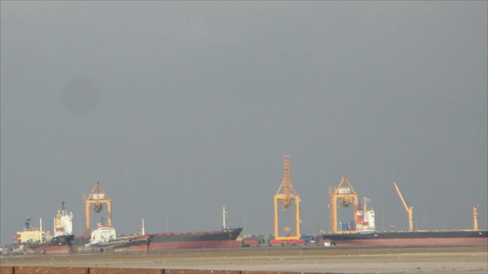 ‪ميناء الحديدة أهم موانئ اليمن على البحر الأحمر‬ (الجزيرة)