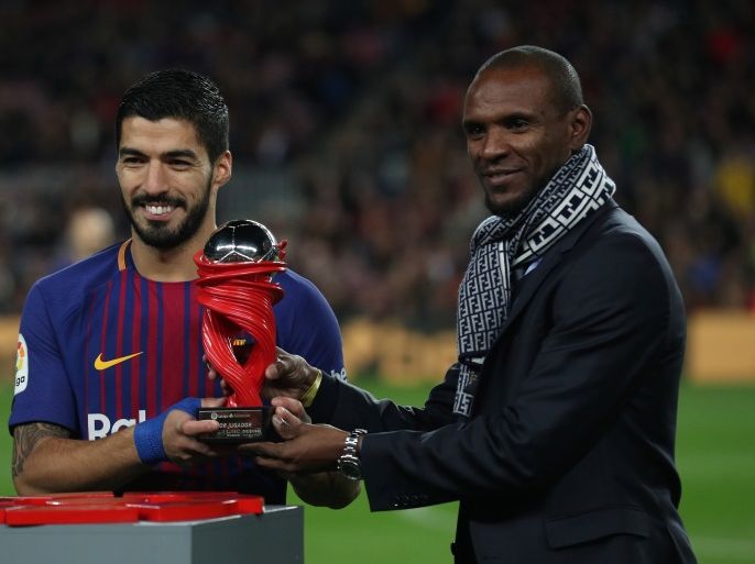 Soccer Football - La Liga Santander - FC Barcelona vs Deportivo Alaves - Camp Nou, Barcelona, Spain - January 28, 2018 Barcelona’s Luis Suarez is presented with the player of the month award for December by Eric Abidal before the match REUTERS/Albert Gea