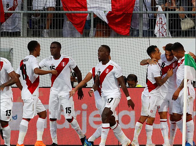 لاعبو منتخب بيرو يحتفون بتسجيل أحد الأهداف في شباك منخب السعودية