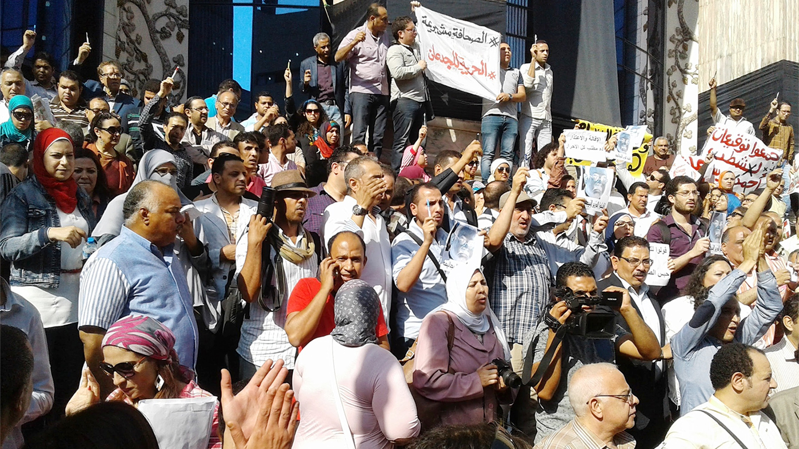 ساحة نقابة الصحفيين شهدت احتجاجات عديدة على تغول السلطة ضد الصحافة (الجزيرة)
