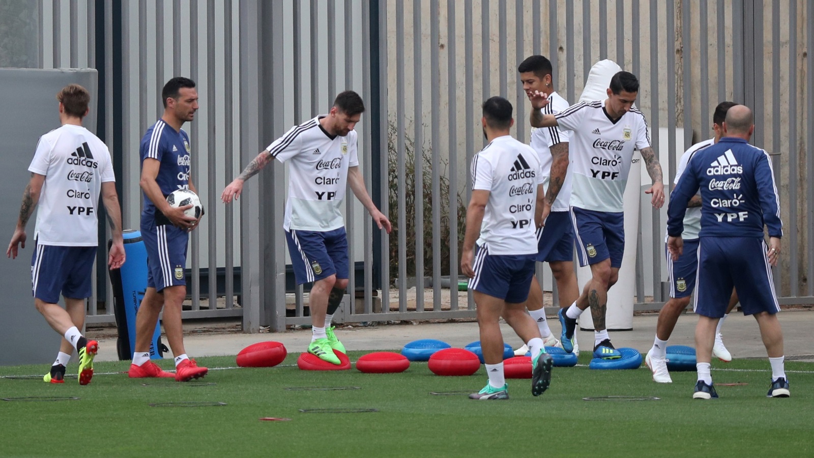 المنتخب الأرجنتيني يستعد للمونديال بمعسكر تحضيري في برشلونة (رويترز)