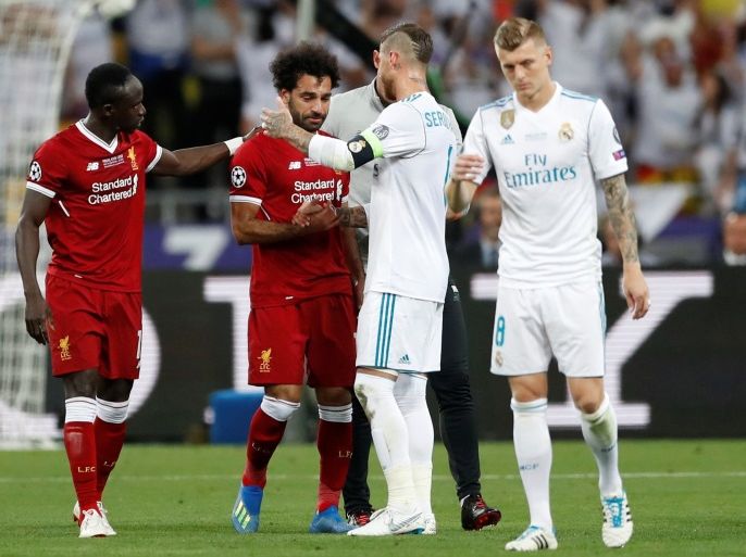 Soccer Football - Champions League Final - Real Madrid v Liverpool - NSC Olympic Stadium, Kiev, Ukraine - May 26, 2018 Real Madrid's Sergio Ramos consoles Liverpool's Mohamed Salah as he is substituted off due to injury REUTERS/Andrew Boyers