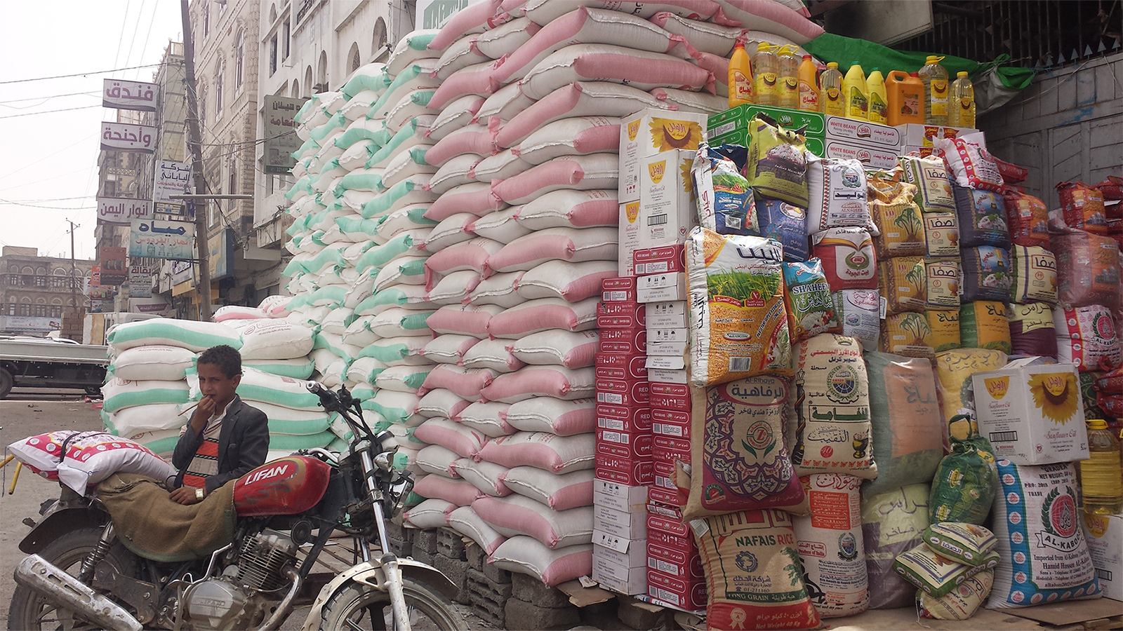 الحرب لا تزال ترفع أسعار المواد الأساسية في اليمن (الجزيرة)