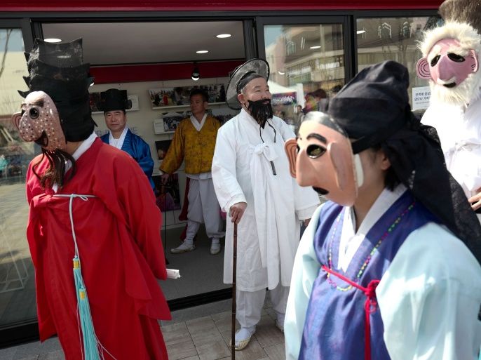 Actors wearing traditional Korean costumes wait to perform their dance at downtown Gangneung, South Koreas, February 23, 2018. REUTERS/ Kai Pfaffenbach