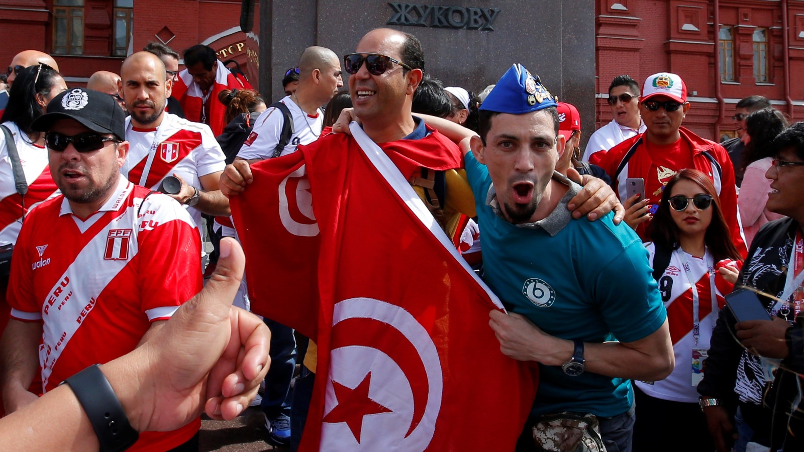‪مشجعون تونسيون في العاصمة الروسية موسكو في بداية المونديال‬ (رويترز)
