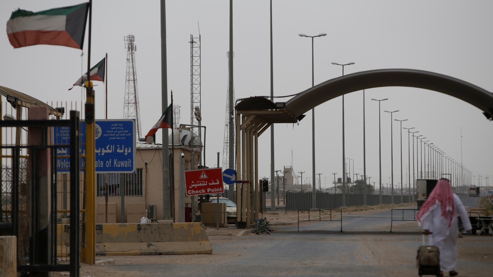 تشهد الحدود العراقية الكويتية توتراً على فترات متفاوتة لدرجة أن الكويت اتخذت إجراءات أمن مشددة جداً على امتداد الشريط الحدودي، كما أقامت الكويت منفذاً وحيداً لعبور المدنيين والبضائع للعراق