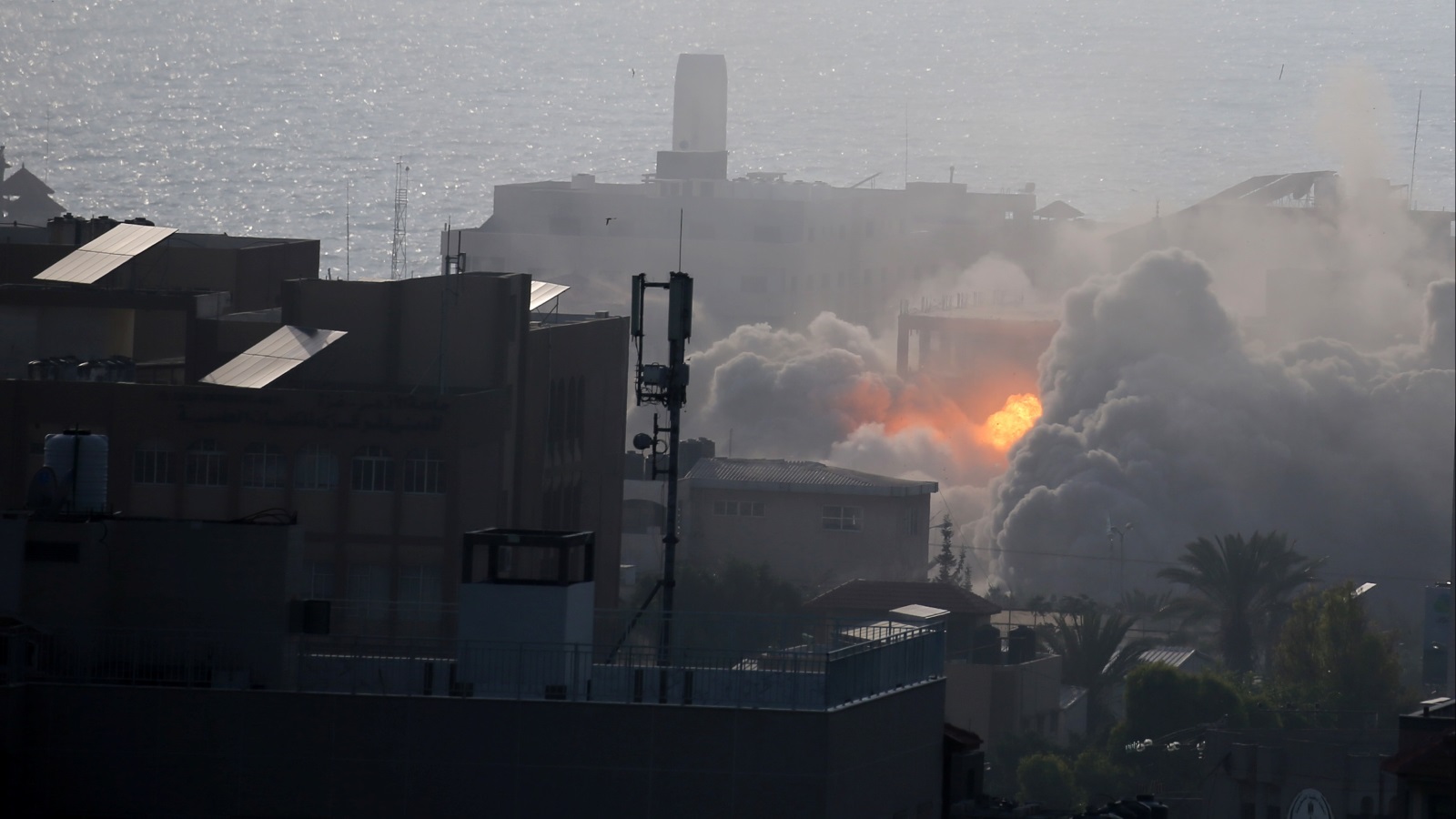 ‪قصف إسرائيل لأحد المواقع في قطاع غزة‬ (رويترز)