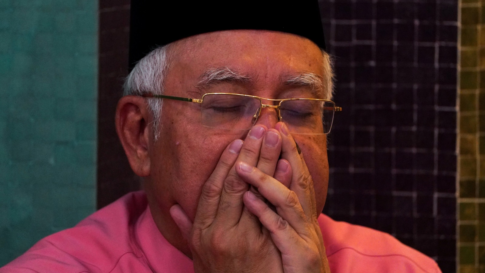 رئيس الوزراء الماليزي السابق نجيب عبد الرزاق يلاحق بتهم الفساد بعد خسارة حزبه انتخابات مايو/أيار الماضي (رويترز)