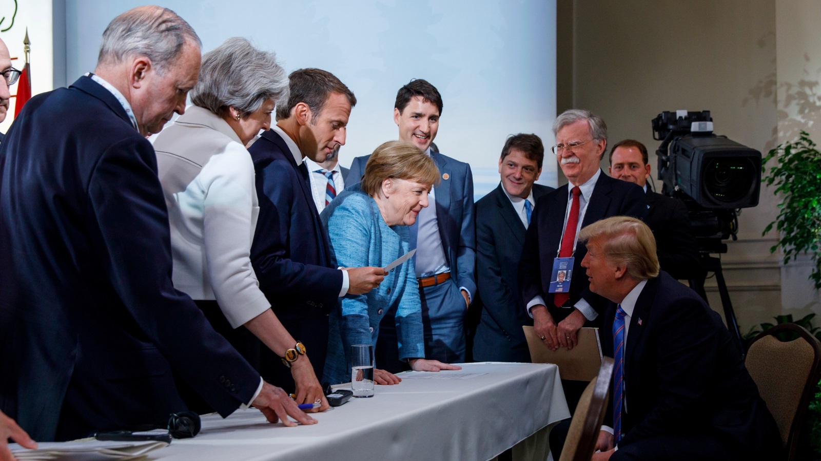 ميركل بدت محدقة في ترامب في الصورة التي أغضبته في قمة مجموعة السبع التي انعقدت الشهر الماضي في كندا (رويترز)