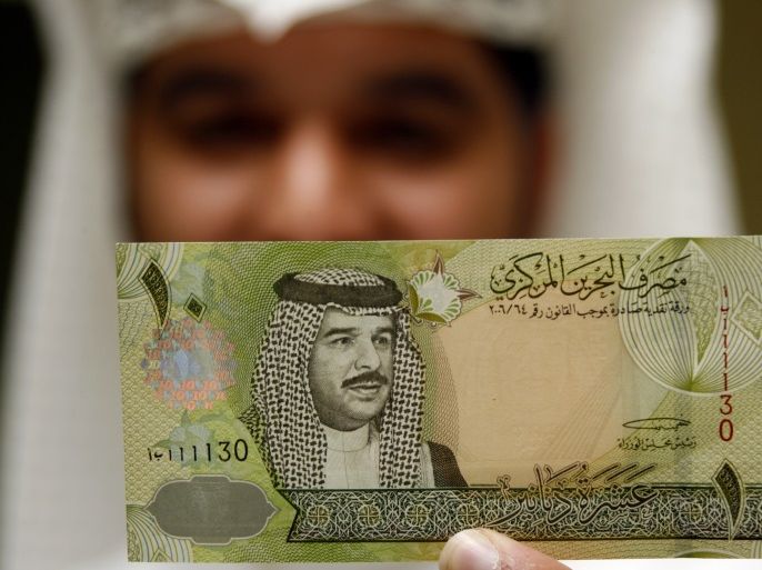 A Central Bank of Bahrain official shows a new BD$10 (Bahraini 10 Dinars Note) on the first day of its release in Bahraini capital of Manama March 17, 2008. The country's currency will be replaced with the new notes by the bank. REUTERS/Hamad I Mohammed (BAHRAIN)