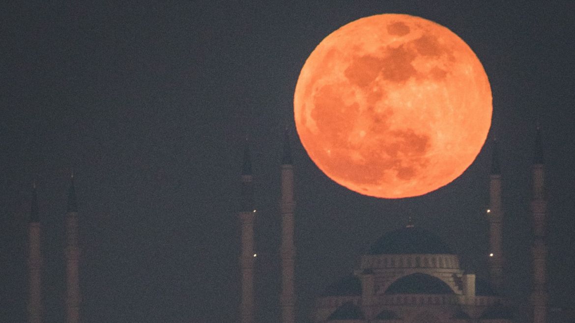 ISTANBUL, TURKEY - JANUARY 31:  A Super Blue Blood Moon rises behind the Camlica Mosque on January 31, 2018 in Istanbul, Turkey. A Super Blue Blood Moon is the result of three lunar phenomena happening all at once: not only is it the second full moon in January, but the moon will also be close to its nearest point to Earth on its orbit, and be totally eclipsed by the Earth's shadow. The last time these events coincided was in 1866, 152 years ago.  (Photo by Chris McGrath/Getty Images)