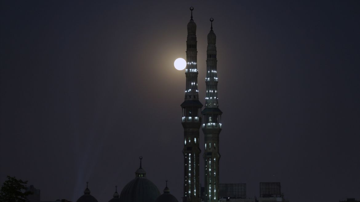 epa06914706 A view of the moon behind a mosque, seen from Cairo, Egypt, 27 July 2018. The lunar eclipse on the night of 27 July 2018 is the longest total lunar eclipse of the 21st century with the event spanning for over four hours, and the total eclipse phase lasting for 103 minutes. EPA-EFE/KHALED ELFIQI