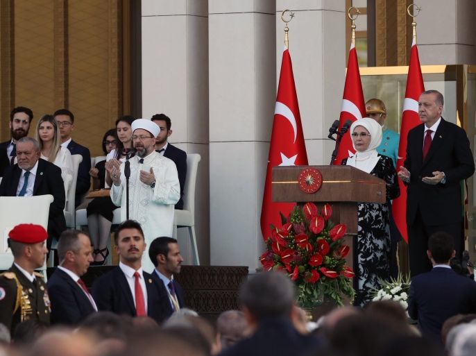 epa06876433 Turkish President Recep Tayyip Erdogan (R) and his wife Emine Erdogan pray during a ceremony at the Presidential Palace in Ankara, Turkey, 09 July 2018. EPA-EFE/STR