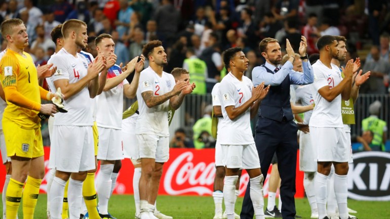 Soccer Football - World Cup - Semi Final - Croatia v England - Luzhniki Stadium, Moscow, Russia - July 11, 2018 England manager Gareth Southgate and his player applaud fans after the match REUTERS/Kai Pfaffenbach TPX IMAGES OF THE DAY
