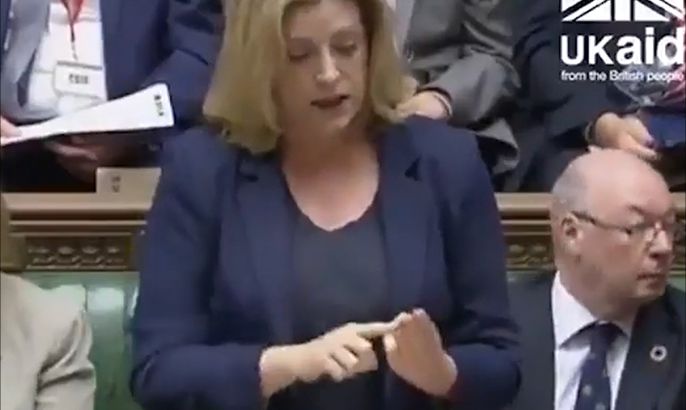 وزيرة بريطانية تستخدم لغة الإشارة بمجلس العموم